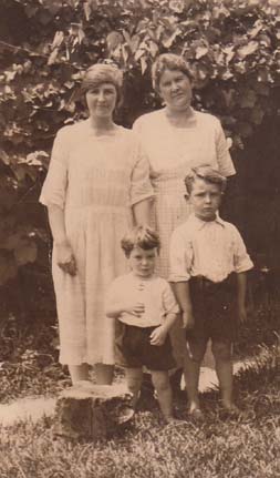 Charlotte Fraser with her children & Ruth Laue